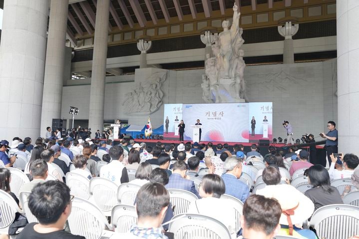 "사퇴하라" "착잡하다" 둘로 쪼개진 천안 <b>독립기념관</b> <b>광복절 경축식</b>