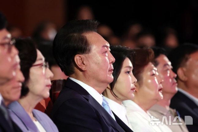 [Seoul=Newsis] Reporter Cho Su-jung = President Yoon Suk-yeol and his wife Kim Geon-hee watch performances at the 79th Liberation Day anniversary ceremony held at Sejong Cultural Center in Jongno-gu, Seoul on the 15th. 2024.08.15. chocrystal@newsis.co