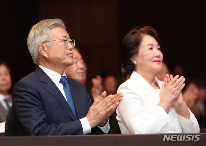 '문 전 사위 특채 의혹' 수사…<b>검찰</b>, 문 <b>부부</b> 계좌 추적
