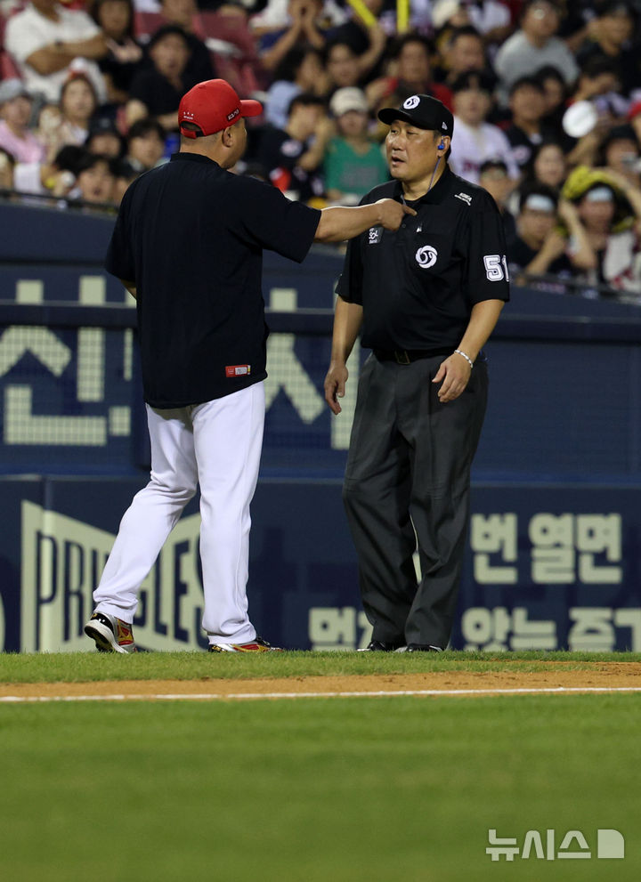 심판 판정에 어필하는 KIA 이범호 감독