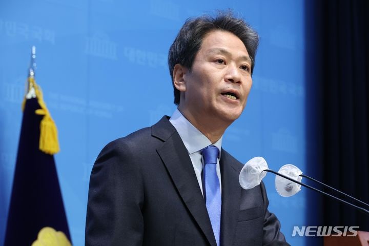 <b>검찰</b>, '文 옛 사위 특채 <b>의혹</b>' <b>임종석</b>에 20일 출석 통보