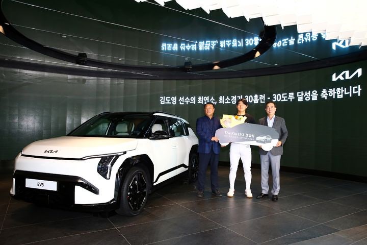 <b>기아</b>, 프로야구 타이거즈 <b>김도영</b> 선수에 'EV3' 선물