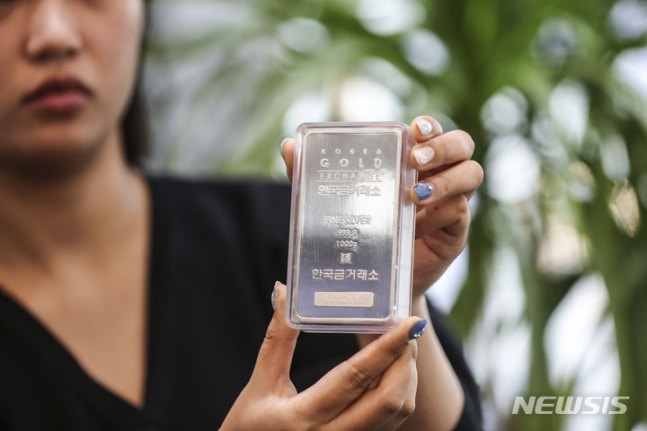 [Seoul=Newsis] Reporter Kim Geun-soo = According to the Korea Exchange, the unit of exchange traded funds (ETFs) linked to silver futures, KODEX silver futures (H), rose 6.16% in the past week to 4650 won per ounce based on the previous day. On the 29th, an employee is seen holding a silver bar at the Korea Gold Exchange in Jongno-gu, Seoul. 2023.08.29. ks@newsis.com