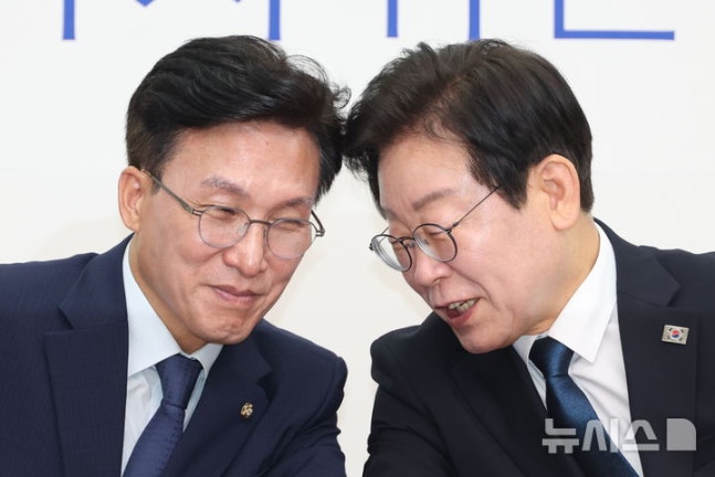 [Seoul=Newsis] Goseungmin Reporter = Lee Jae-myung, the representative of the Democratic Party, and Kim Min-seok, the highest member of the party, are having a conversation at the highest member meeting held at the National Assembly in Yeouido, Seoul on the 19th. 2024.08.19. kkssmm99@newsis.com