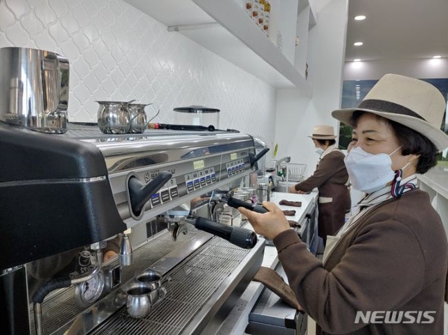 [서울=뉴시스] 권신혁 기자 = 노동시장에 참여하는 노령인구가 증가하고 있는 가운데, 65세 이상 고령 근로자 10명 중 7명이 65세 이후 새로운 일자리에 취업한 것으로 나타났다. 다만 이들 대부분이 임시직, 일용