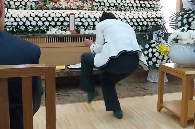 <b>서세원</b> 장례식서 <b>숭구리당당</b>…서동주 "오열…<b>김정렬</b>에 감사"