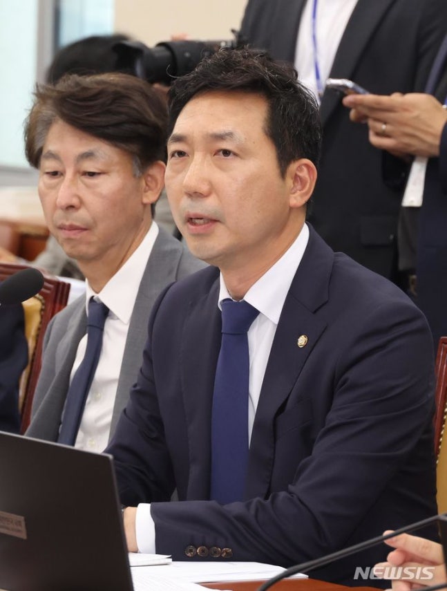 [Seoul=Newsis] Reporter Jo Sung-bong = In this photo provided by Newsis, lawmaker Lee Jung-heon of the Democratic Party of Korea speaks at a plenary session of the Science, ICT, Broadcasting and Communications Committee at the National Assembly in Yeouido, Seoul on the afternoon of the 16th. 2024.07.16. suncho21@newsis.com