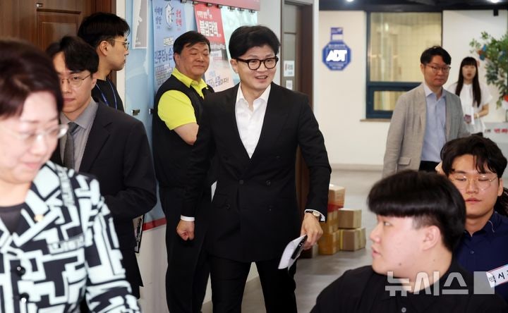 '<b>취임 한달</b>' <b>한동훈</b> "격차해소가 정책 목표…정쟁 자제·생산적 싸움할...