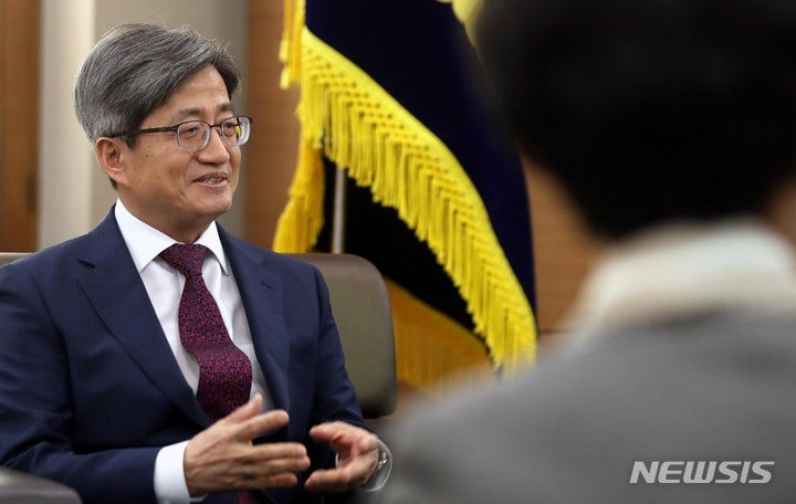 검찰, '거짓 해명 <b>의혹</b>' <b>김명수</b> 전 <b>대법원장</b> 소환 조사