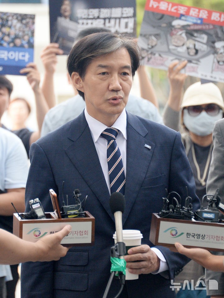 '문 전 사위 특채 의혹' 조국 <b>검찰</b> 출석…"<b>이상직</b> 알지도 못해"(종합)