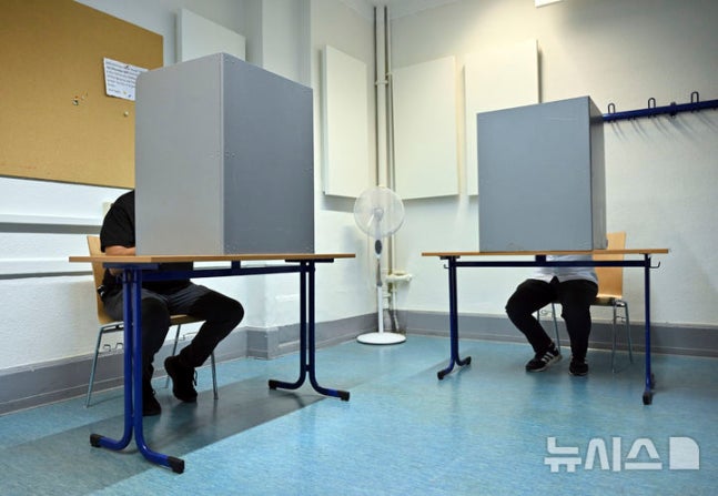 {AP/Newsis] Voting booth for the state parliament election in Saxony, Germany on the 1st