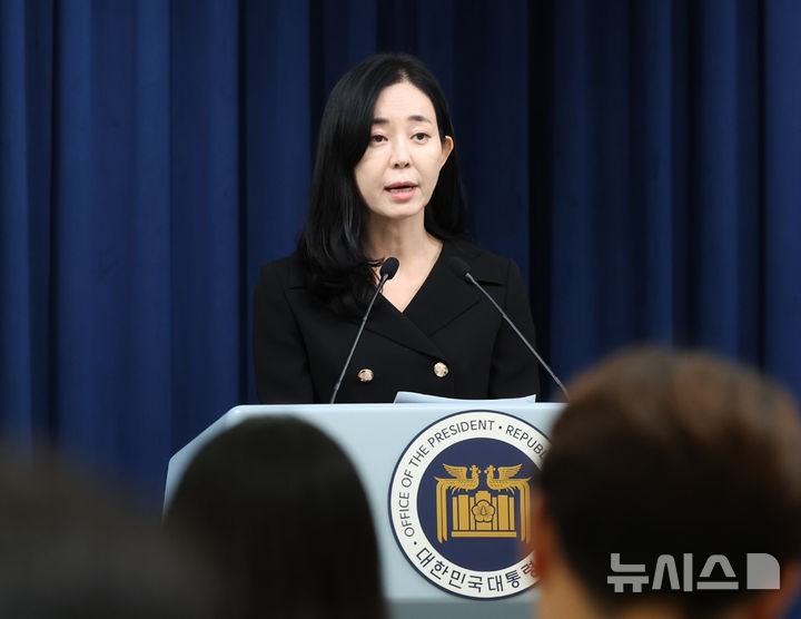 <b>대통령실</b> "이재명 <b>계엄괴담</b> 생중계 유포 '경악'…대표직 걸고 근거 대라...