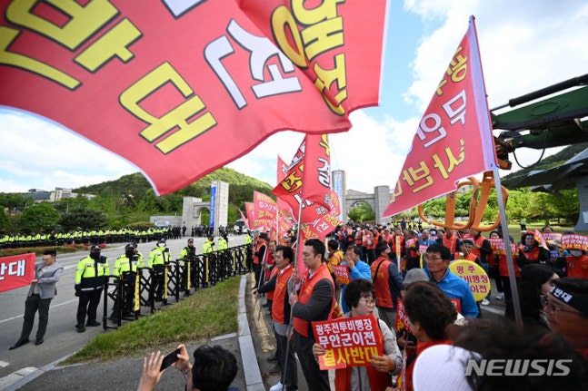 [Muan=Newsis] Reporter Kim Hye-in = On the 24th, a discussion on noise countermeasures for the Gwangju civil-military airport relocation was held at Chodang University in Muan-gun, Jeollanam-do, where members of the nationwide countermeasure committee against the relocation of the military airport gathered to urge against the relocation. 2024.04.24. hyein0342@newsis.com 