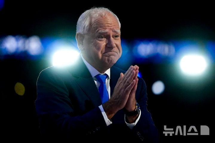 민주 <b>부통령</b> 후보 <b>유세</b>차량에 <b>교통사고</b>…월즈 영향 無[2024美대선]