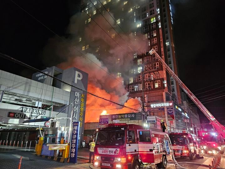 추석 대목 앞두고… <b>마산</b> <b>청과시장</b> 큰불, 점포 28곳 피해