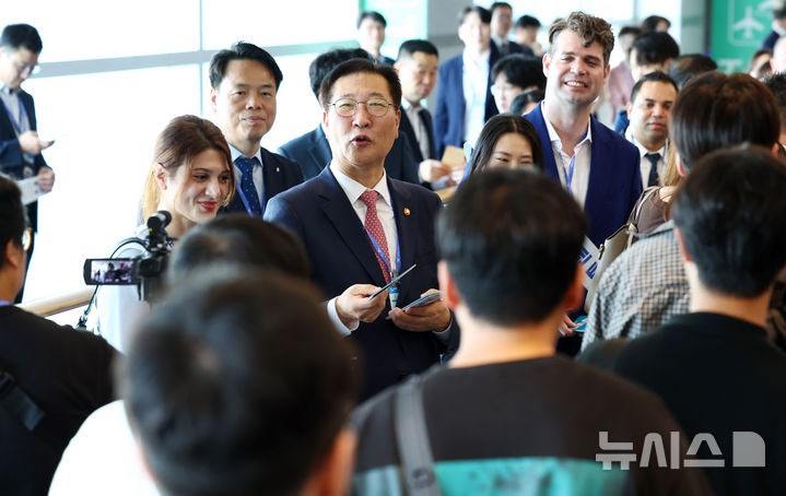 <b>박성재 장관</b>, 등록 외국인 <b>자동출입국심사</b> 서비스 정책 홍보