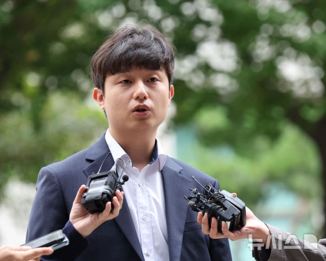 [서울=뉴시스] 김금보 기자 = 박재일 서울대병원 전공의 대표가 5일 오전 서울 마포구 서울경찰청 광역수사단에서 대한의사협회 전·현직 간부들의 의료법 위반 방조 혐의 관련 참고인 조사에 출석하며 취재진 질문에 답하고