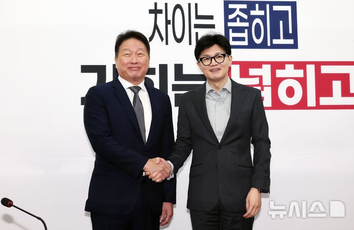 한동훈 "반도체특별법 초당적 지원"…<b>최태원</b> "경제에 청량한 바람 불길...