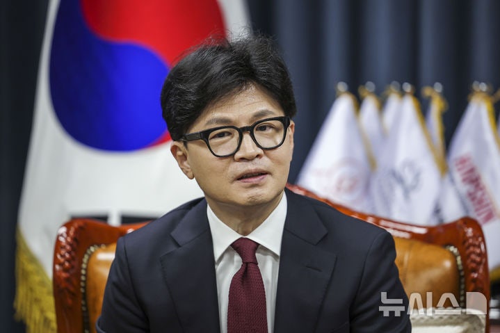 <b>한동훈</b>, <b>정순택 대주교</b> 예방…"의료 불안, 협의체로 대화 시작 의미"