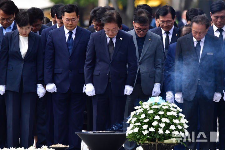 <b>이재명</b>, 권양숙 여사와 오찬…<b>문재인</b> 수사에 "당이 중심 잡고 잘하겠다...