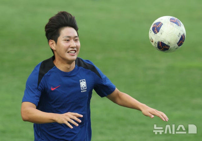 [서울=뉴시스] 황준선 기자 = 대한민국 축구 국가대표팀 이강인이 4일 서울 마포구 서울월드컵경기장에서 훈련을 하고 있다.대표팀은 오는 5일 서울월드컵경기장에서 팔레스타인과 2026 국제축구연맹(FIFA) 북중미 월