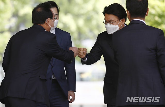 검찰, '<b>울산시장 선거개입</b>' 2심 <b>송철호</b> 징역 6년·황운하 징역 5년 구형