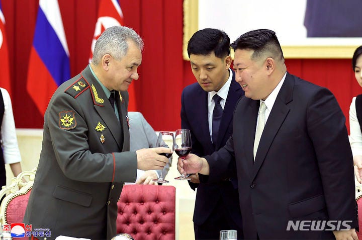 <b>쇼이구</b>, 북한 찾아 <b>김정은 만나</b>…"푸틴 방북 합의 사항 이행"(종합)