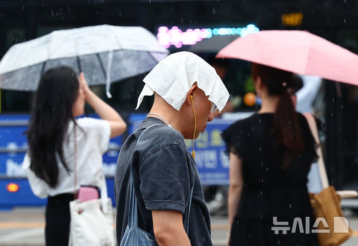 '우산 쓰세요'…전국 대부분 비·남부 <b>폭염</b> 지속