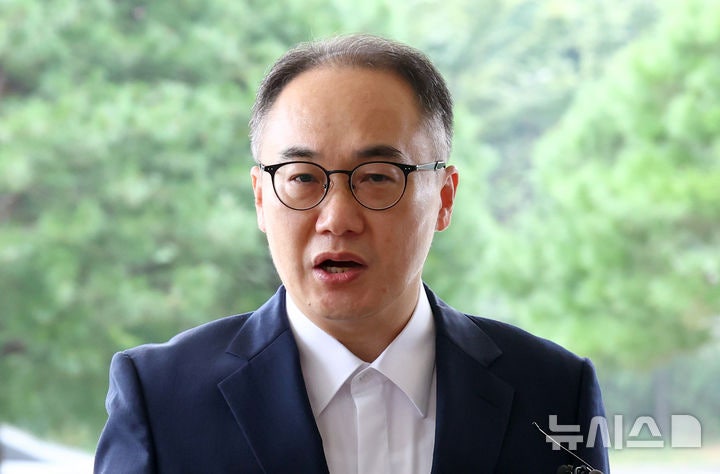 퇴임하는 <b>이원석</b> "소용돌이 사법시대에 법치주의 지켜내야"