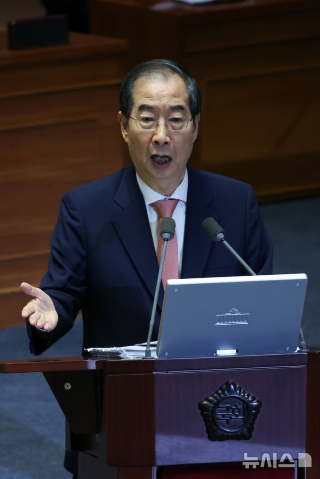 [서울=뉴시스] 고승민 기자 = 한덕수 국무총리가 12일 서울 여의도 국회에서 열린 제418회국회(정기회) 제7차 본회의 대정부질문(교육·사회·문화)에서 항의하는 야당 의원들을 향해 목소리를 높이고 있다.2024.0