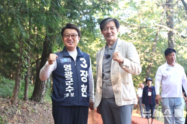 [Yeonggwang=Newsis] Over the past two months, Jo Guk-hyeon, leader of the Innovation Party for the Future, who has been living in Honam, is making a commitment to victory with Jang Hyun, the candidate for reelection as the mayor of Yeonggwang, in Hwang To Geil in Yeonggwang, Gyeongsang on the 14th. (Photo provided by Jang Hyun's campaign office) photo@newsis.c
