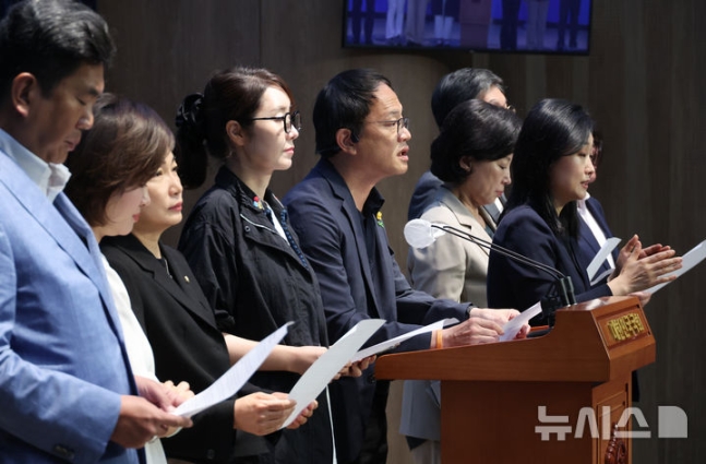 [서울=뉴시스] 고승민 기자 = 더불어민주당 박주민 의원(의료대란대책특위 위원장)과 강선우 위원 등이 23일 서울 여의도 국회 소통관에서 윤석열 대통령과 한동훈 국민의힘 대표가 만찬 자리에서 의료대란 해결의 실마리를