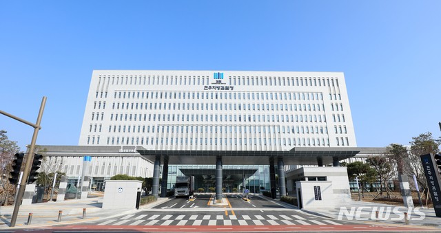 '文 옛 사위 특채 의혹' 키맨 靑 전 <b>행정관</b> 검찰 출석