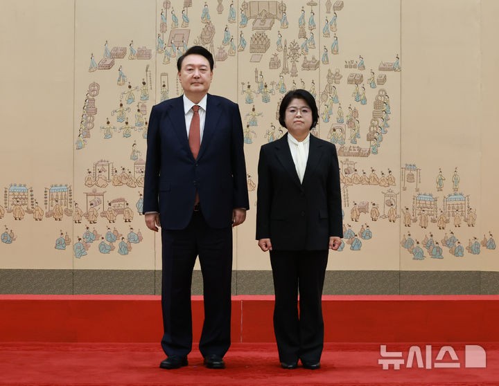 윤, 김복형 신임 <b>헌법재판관</b>에 임명장 <b>수여</b>