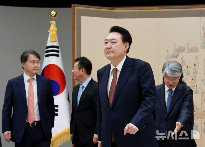 윤석열 <b>대통령</b> '퇴임 <b>헌법재판관</b> 훈장…신임 <b>헌법재판관</b> 임명장 <b>수여</b>' ...