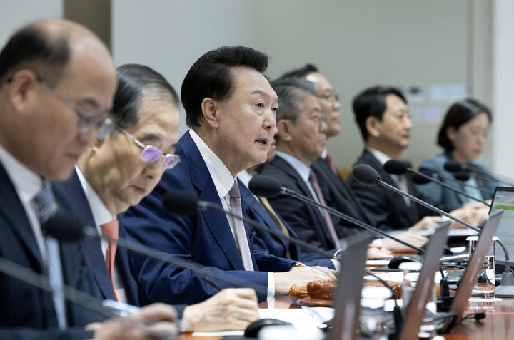 윤 "축구 국가대표 <b>감독</b> 선발 의혹 진상 명백히 밝혀야"
