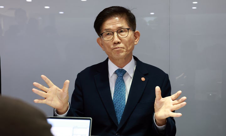 <b>김문수</b> "<b>필리핀 가사</b>관리사 月100만원? 어려워…문제 몇 배 더 생겨"