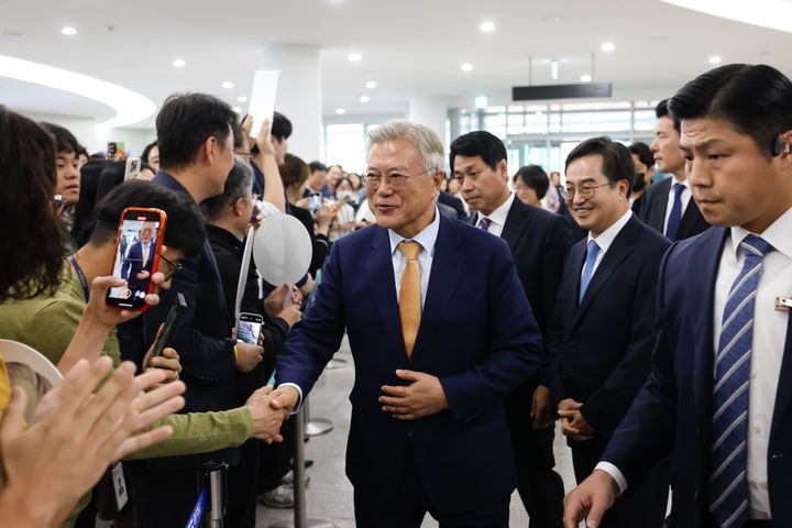 <b>문재인</b> 전 <b>대통령</b>, 경기도청 깜짝 방문 김동연 지사 만나