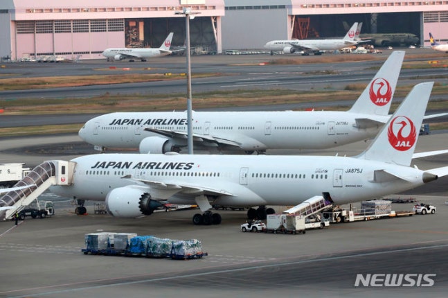 [東京=AP/ニューシース]日本東京羽田空港の滑走路に渓流中の日本航空(JAL) 飛行機たち. 2023.05.26.