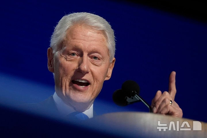 [Chicago=AP/Newsis] Following former U.S. President Barack Obama, former President Bill Clinton is reported to soon campaign to support Kamala Harris, the Democratic presidential candidate in the key states, on the 10th local time. The photo shows former President Clinton speaking as a keynote speaker during the 3rd day of the Democratic National Convention (DNC) held in Chicago, Illinois on August 21. 2024.10.11.