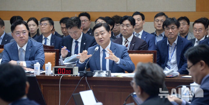 질의 응답하는 <b>김관영 전북특별자치도지사</b>