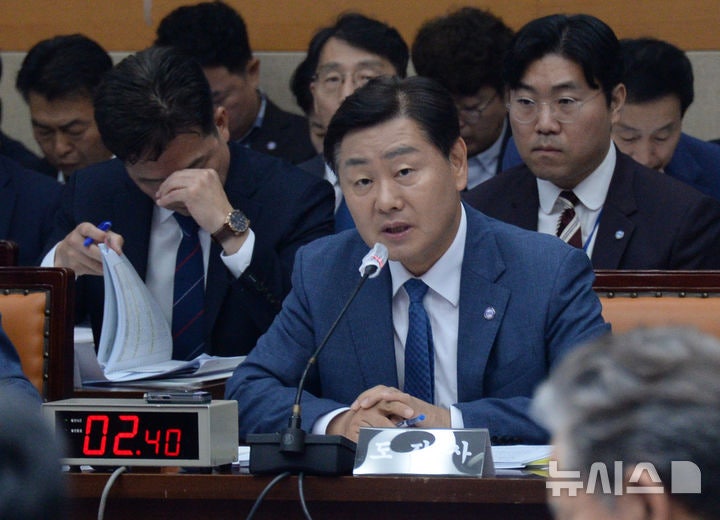 답변하는 <b>김관영 전북특별자치도지사</b>