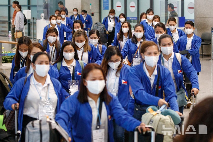 하루 두 집서 일하는 '<b>필리핀</b> 이모님'…아이 몇명 돌봐도 1명과 급여 같...