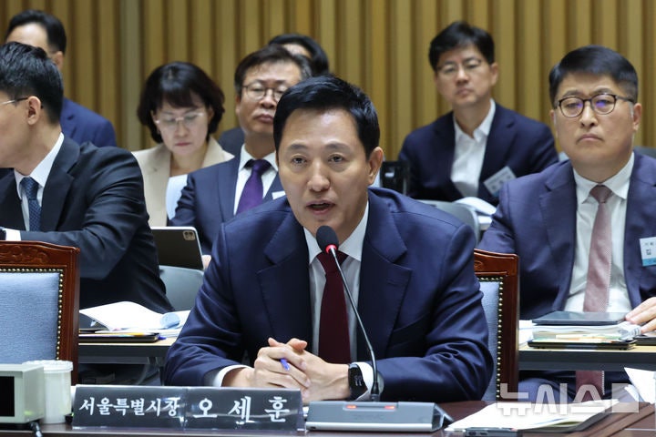 <b>오세훈</b>, 상암경기장 <b>잔디</b> 논란 사과…"예산 많이 책정하겠다"