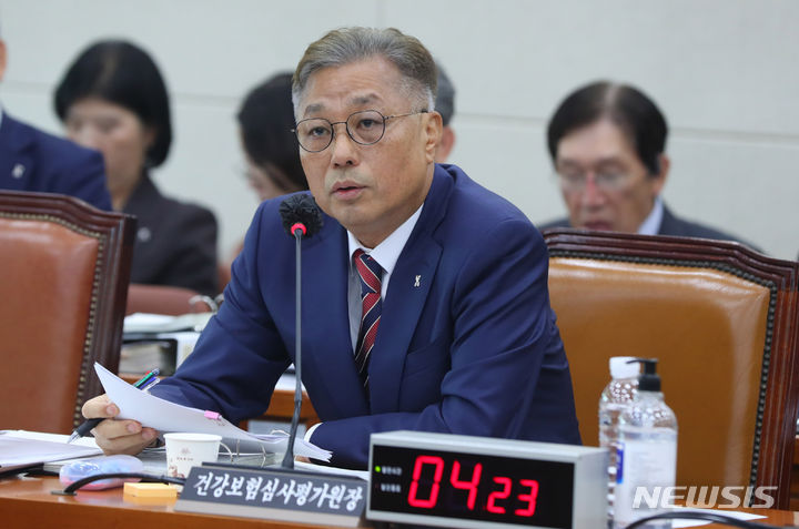 [Seoul=Newsis] Reporter Choosangcheol = Director Kang Jung-gu of the Health Insurance Review and Assessment Service is answering questions from lawmakers at a hearing on the National Health Insurance Corporation and others held by the Health and Welfare Committee at the National Assembly in Yeouido, Seoul on the morning of the 18th. 2023.10.18. scc