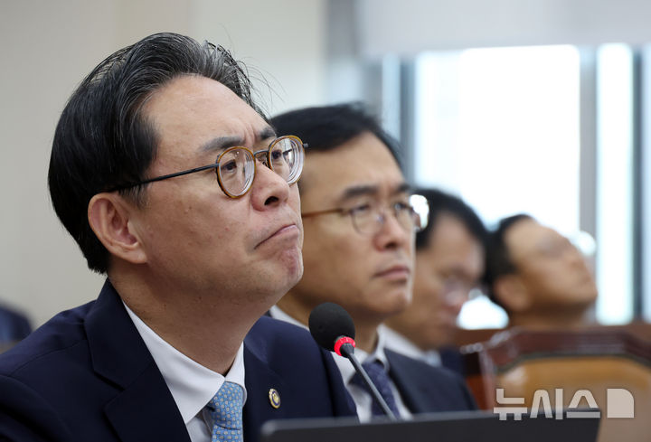 [Seoul=Newsis] Reporter Goseungmin: Kang Minsu, Commissioner of the National Tax Service, listening to questions from lawmakers at the Planning and Finance Committee's national audit of the National Tax Service and four other agencies held at the National Assembly in Yeouido, Seoul on the 16th. 2024.10.16. kkssmm99@newsis.com