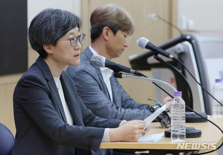 [서울=뉴시스] 김진아 기자 = 강희경 서울의대 서울대병원 교수협의회 비상대책위원장이 21일 서울 종로구 서울의대 융합관 양윤선홀에서 '의사 수 추계 연구' 관련 서울의대-서울대병원 비대위 기자회견을 하고 있다. 2