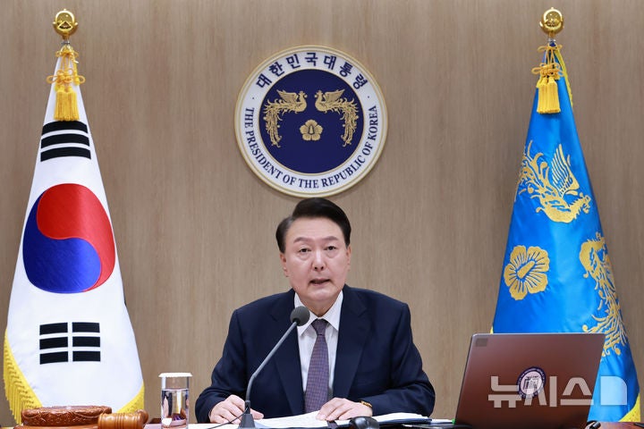 윤, '北전투병 <b>러시아 파병</b>' <b>긴급</b> 안보회의…"중대 안보 위협, 좌시 않을...