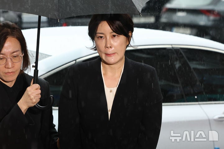 '<b>음주운전</b>' <b>문다혜</b> 경찰 출석…"죄송, 성실히 조사받겠다"
