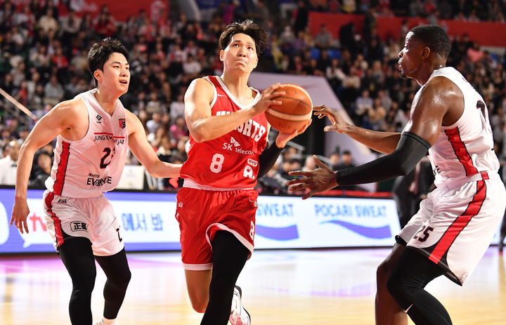 프로농구 SK, 홈 개막전서 24점 차 <b>완승</b>…<b>KT</b>, <b>소노</b>도 첫 승(종합)
